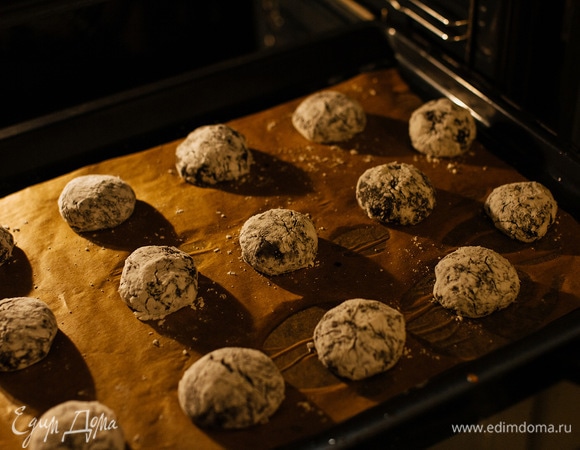 Выложить на пергамент на расстоянии друг от друга. Выпекать около 15 минут при 190°C. Достать из духовки, остудить 5 минут, и можно перекладывать печенье.