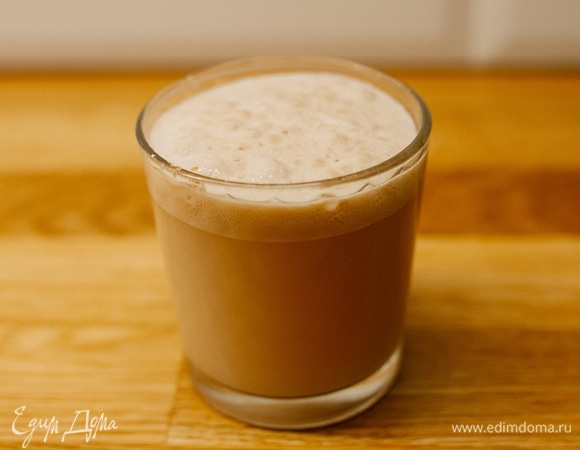 В стакане теплой воды растворить 1 ч. ложку сахара и дрожжи. Дать постоять 10–15 минут.