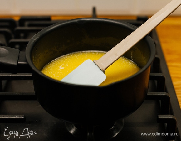 Сливочное масло растопить и остудить.