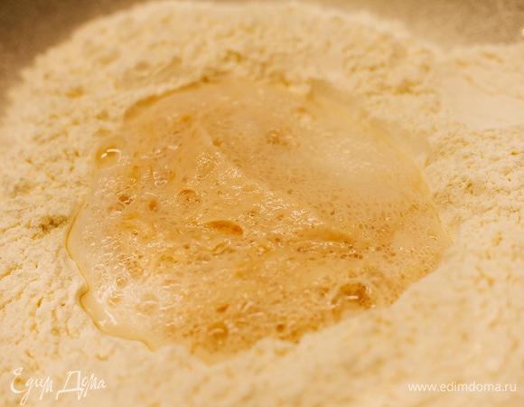 В углубление насыпать соль и влить воду с дрожжами.