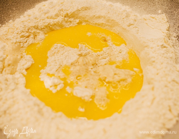 И замесить тесто, постепенно добавляя сливочное масло.