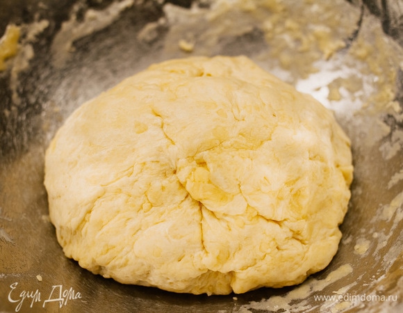 Положить тесто в пакет, завязать и убрать в холодильник на 2–3 часа, можно на ночь.