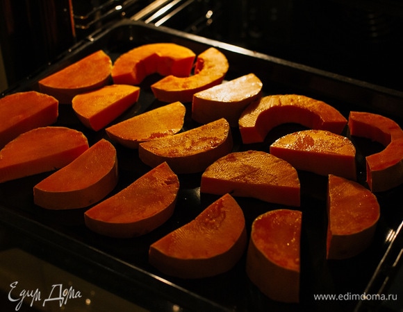 Тыкву нарезать крупными кусками и запечь в духовке до мягкости при 180°C.