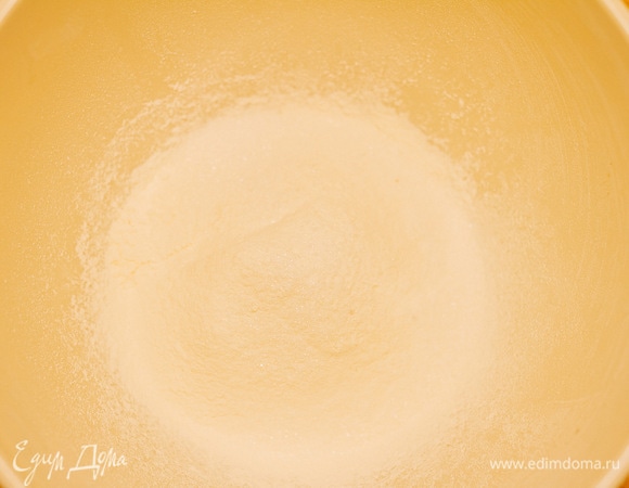 Просеять в чашу муку с солью и сахаром.