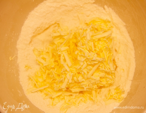 Добавить холодное натертое сливочное масло. Перетереть в крошку.