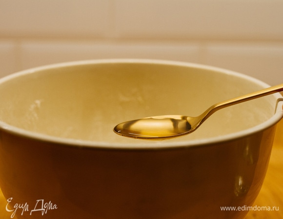 По одной ложке вливать ледяную воду и замесить тесто.