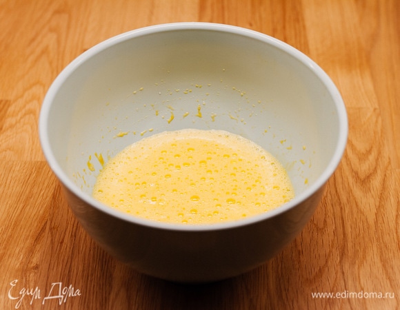 Яйца взбить миксером.