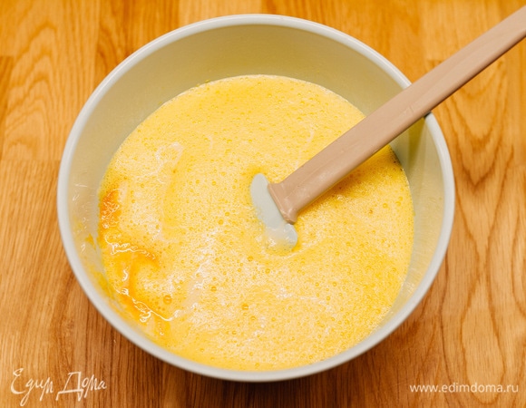 Затем — сгущенное молоко. Перемешать.