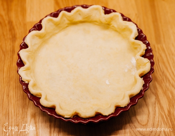 Тесто раскатать, выложить в смазанную сливочным маслом форму. Убрать в морозилку на 30 минут.