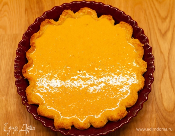 Вылить начинку и выпекать при 180°C 35–40 минут.