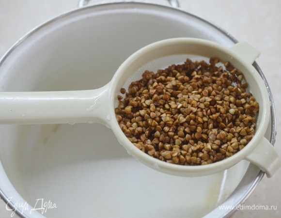Гречневую крупу хорошо промойте.