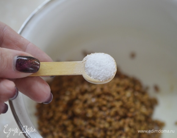 Всыпьте в кастрюлю, посолите.