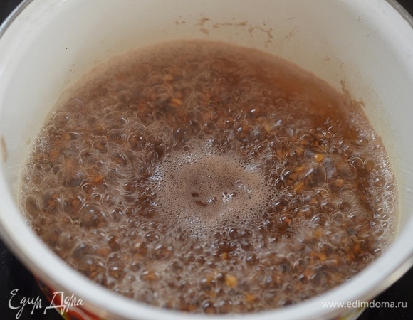 Доведите до кипения, затем варите на небольшом огне, накрыв крышкой до полного впитывания жидкости. Не забывайте снимать пену.