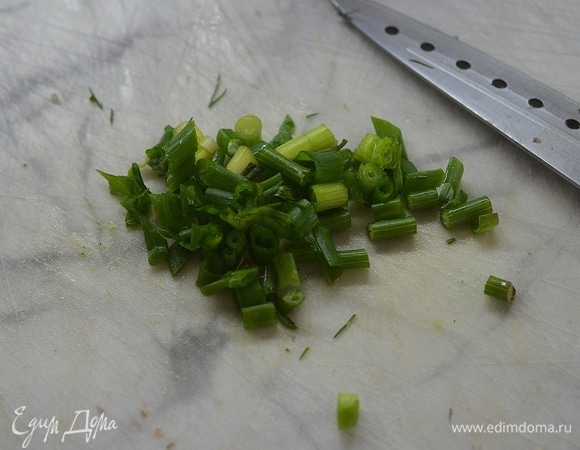 Пока каша варится, нарежьте зеленый лук.