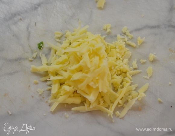 Натрите на крупной терке сыр.