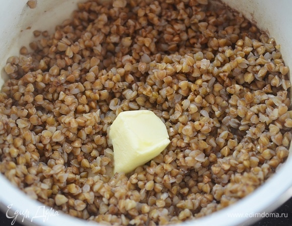 В готовую кашу добавьте масло.