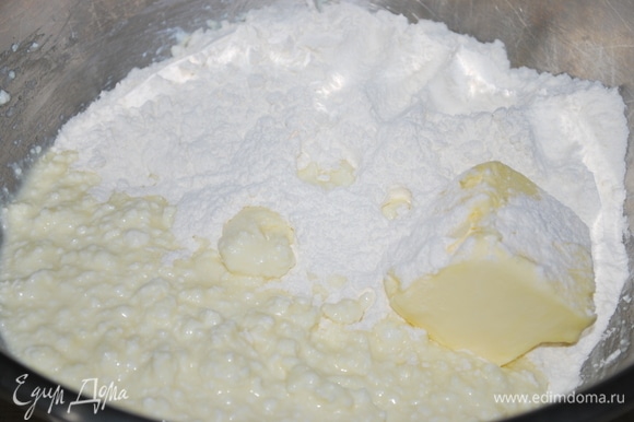 В большой миске взбейте сахар с яйцом с помощью венчика. Добавьте творог, сливочное масло комнатной температуры, соль, ванильный сахар. Муку перемешайте с разрыхлителем, добавьте в творожно-яичную смесь.