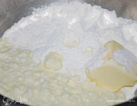 В большой миске взбейте сахар с яйцом с помощью венчика. Добавьте творог, сливочное масло комнатной температуры, соль, ванильный сахар. Муку перемешайте с разрыхлителем, добавьте в творожно-яичную смесь.