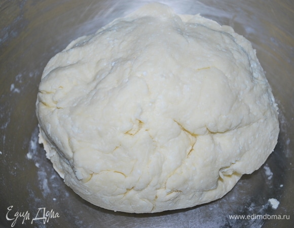 Замесите руками тесто, заверните в пищевую пленку. Тесто уберите в холодильник на 20 минут.