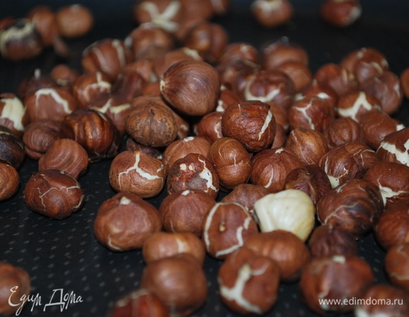 Орехи обжарьте на сухой сковороде, часто помешивая, чтобы не пригорели.