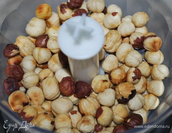 Обжаренные орехи очистите от шелухи, измельчите с помощью блендера.