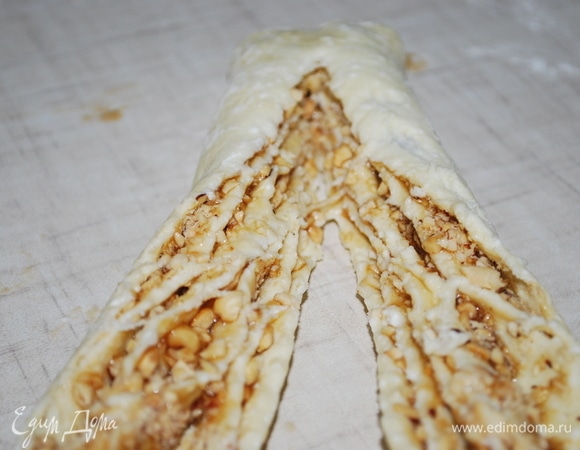 Рулет разрежьте пополам, скрутите края и сформируйте завиток.