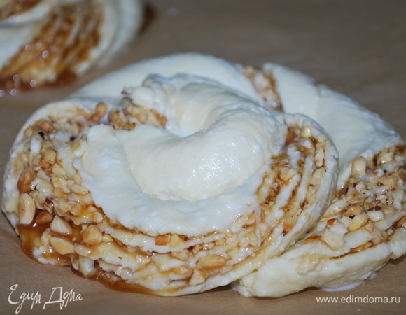 Булочки положите на противень, застеленный бумагой для выпечки. При желании верх смажьте яйцом или молоком. Выпекайте при 170°C примерно 25–30 минут до готовности.