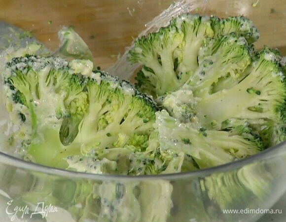 Брокколи порезать очень тонкими пластинками, выложить в глубокую миску, полить заправкой и дать постоять.