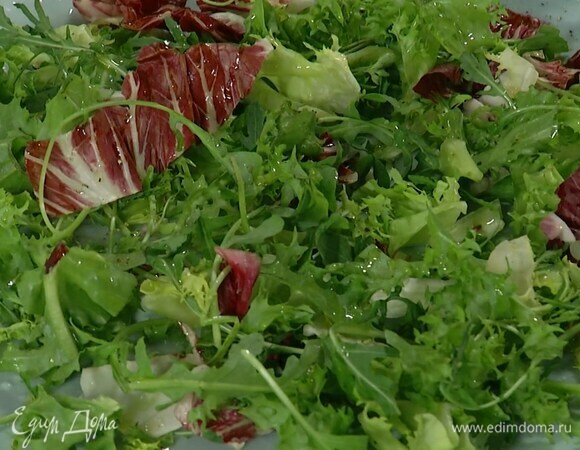 Листья салата выложить на большую тарелку, посолить, поперчить, полить соком половинки лимона и оставшимся оливковым маслом.