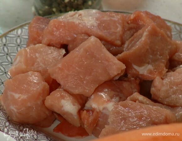 Свинину нарезать кусками.