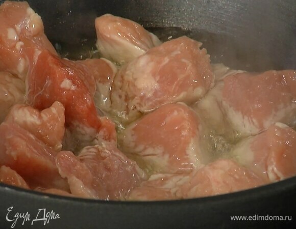 Разогреть в тяжелом воке или казане оливковое масло и обжарить нарезанное мясо.