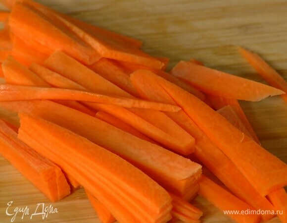 Морковь почистить, нарезать соломкой и добавить к мясу.