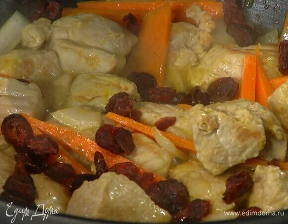 Лук почистить, крупно нарезать и добавить в вок, всыпать кориандр, куркуму, паприку, тмин и вяленую клюкву, все посолить и перемешать.