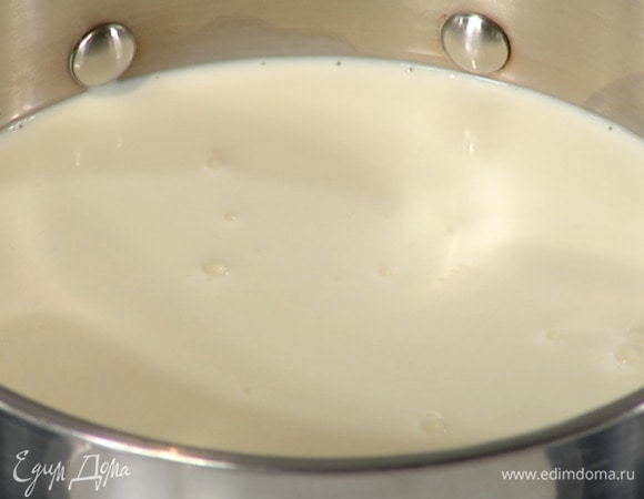 Молоко и сливки влить в кастрюлю, добавить нарезанный имбирь и довести до кипения.