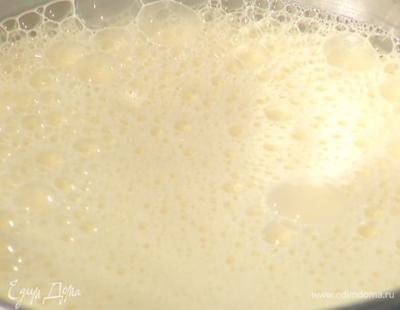 Горячее молоко со сливками процедить через сито в отдельную кастрюлю и тонкой струйкой влить в чашу работающего комбайна, затем все еще немного взбить.