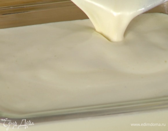 Остывшую сливочную массу перелить в контейнер, закрыть крышкой и поставить на некоторое время в морозильник.
