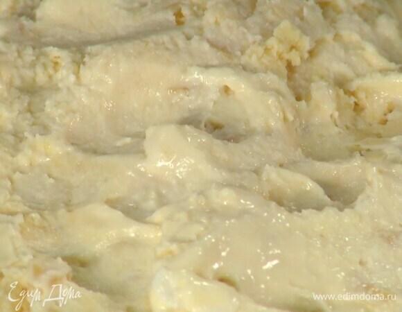 Имбирные цукаты нарезать маленькими кусочками, добавить в охлажденную сливочную массу и все перемешать, затем вернуть в морозильник — мороженое должно полностью застыть.