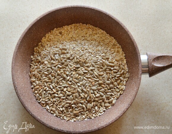 Овсяные хлопья (быстрого приготовления) вместе с семечками слегка обжарьте на сухой сковороде.