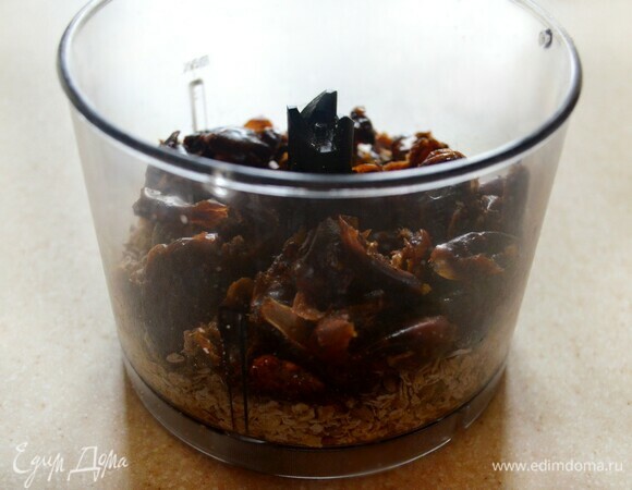 В другую — финики (предварительно вынув косточки). Измельчите.