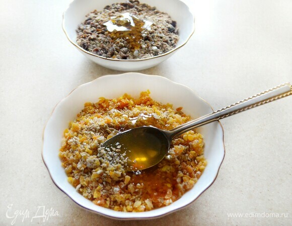 В каждую часть добавьте по 1 ст. л. лимонного сока и 1 ст. л. меда. Хорошо перемешайте.