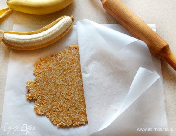 Скатать из массы небольшой шарик, немного его сплющить и раскатать в круг между двух листов пергамента.