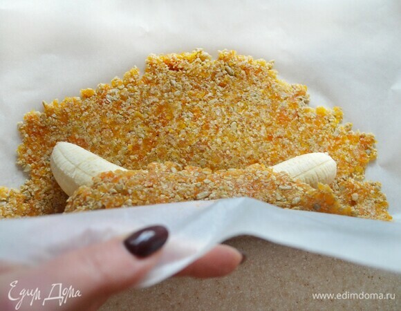 Выложить на получившуюся лепешку банан и плотно завернуть в рулет. То же самое повторите с массой с добавлением фиников.