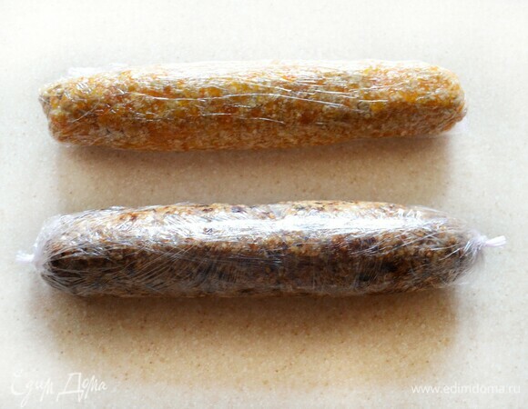 Нужно как следует утрамбовать рулет, защипнуть края, выровнять и завернуть в пищевую пленку. Убрать в холодильник на 5–7 часов.