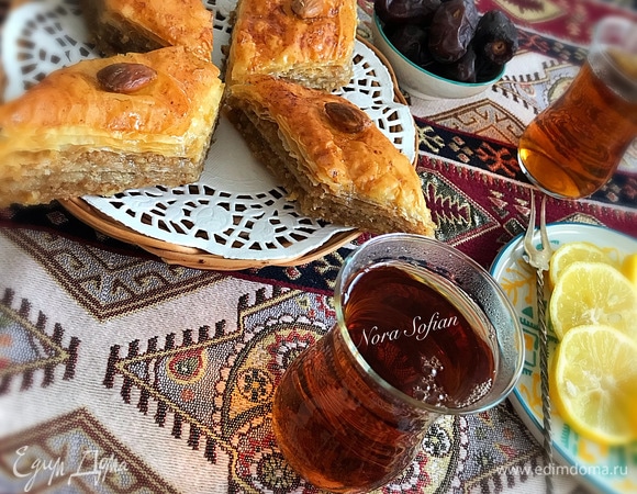 Даем пахлаве полностью остыть, затем накрываем пищевой пленкой и даем пропитаться 6–8 часов.