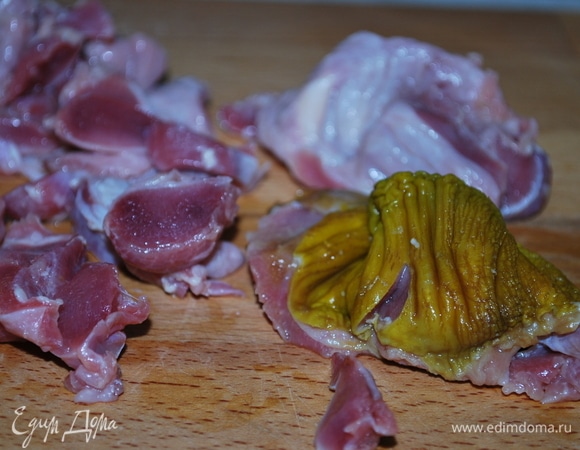 Куриные желудочки вымойте, очистите от плотной пленки, если это необходимо. Нарежьте их на средние полоски.