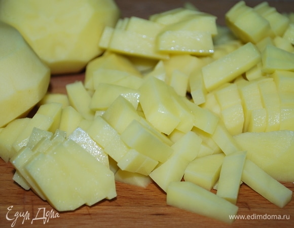 Картофель вымойте, очистите и нарежьте на средние брусочки.