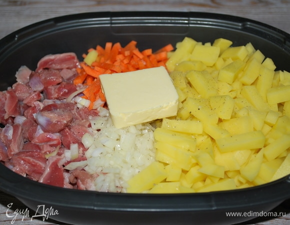 В посуду для запекания сложите все подготовленные продукты: желудочки, картофель, лук, морковь, лавровый лист и сливочное масло. Добавьте совсем немного воды, посолите и поперчите по вкусу. Накройте крышкой, готовьте в духовке при 170°C примерно около 2 часов.