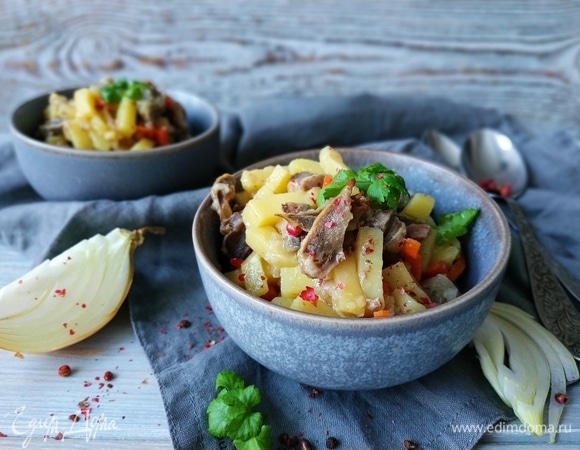 Готовое жаркое перемешайте, разложите по тарелкам, посыпьте свежей зеленью, добавьте сметану по желанию. Подавайте к столу. Приятного аппетита.