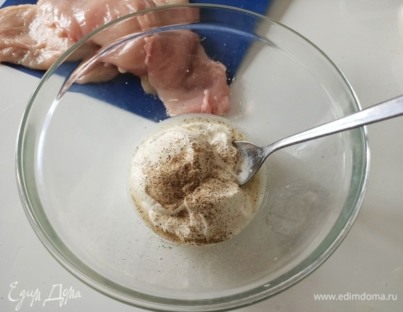 Смешать йогурт, сок половины лимона и черный молотый перец. Куриное филе нарезать и посолить.