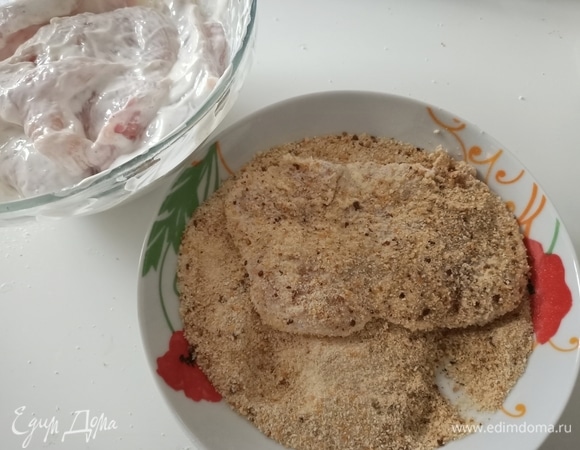 Поместить филе в йогуртовый соус и оставить мариноваться минут на 10–15. Затем каждый кусочек обвалять в панировочных сухарях.